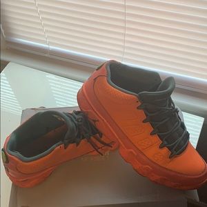 Retro Low Bright Mango 9’s